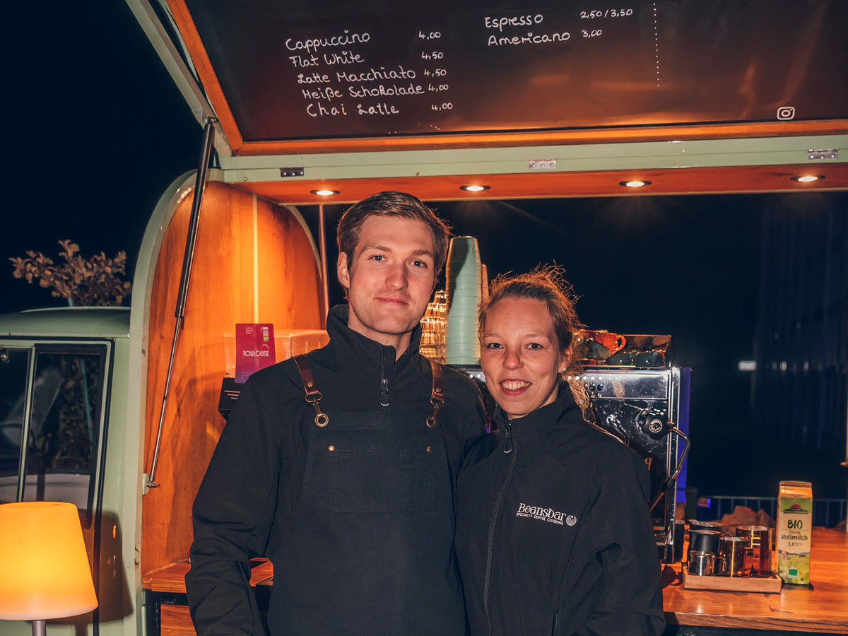 Joscha Schaumann mit Frau Ida vor der Kaffeeape von Beansbar.