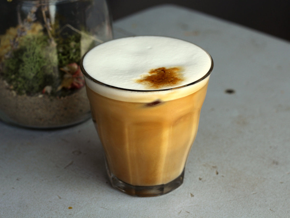 Titelbild zur Anleitung für Flat White. Zu sehen ist ein Iced Flat White.