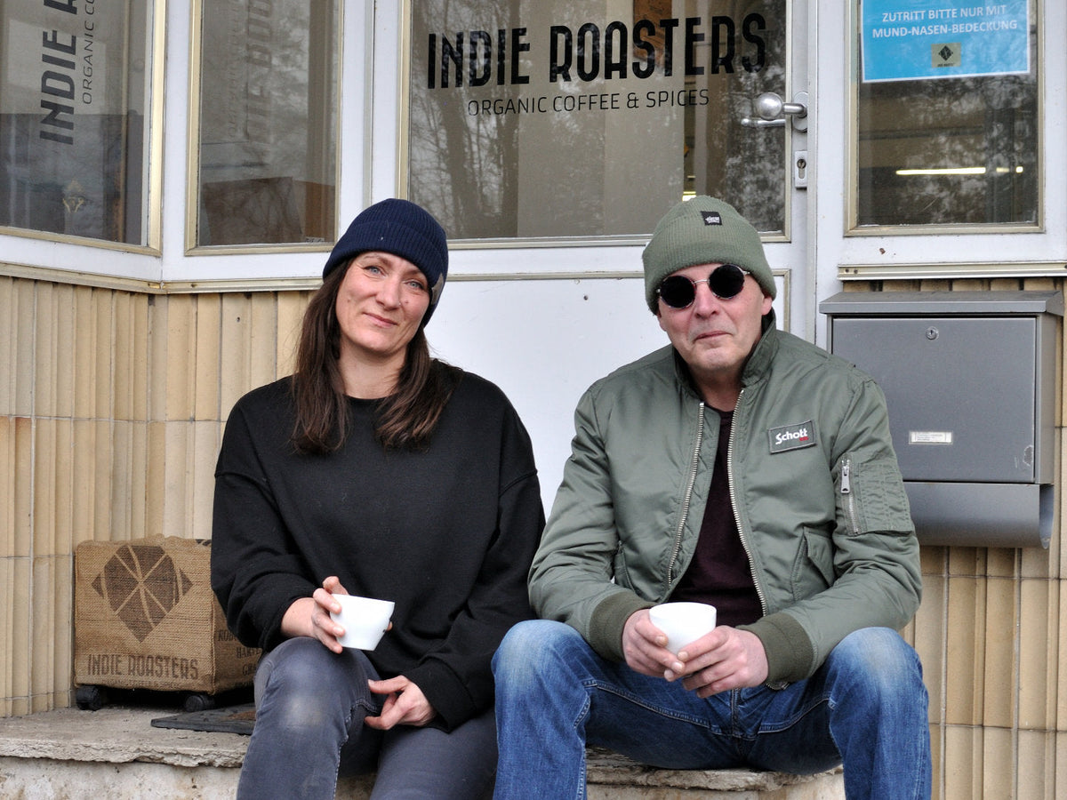 Anne Gerulat und Torsten Rosendahl vor den Türen ihrer Rösterei.