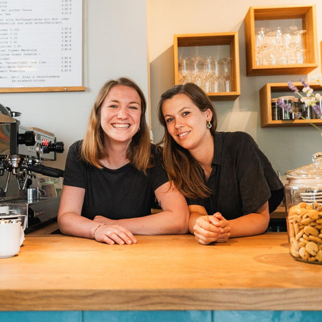 Lara und Julia vom Café Alma.